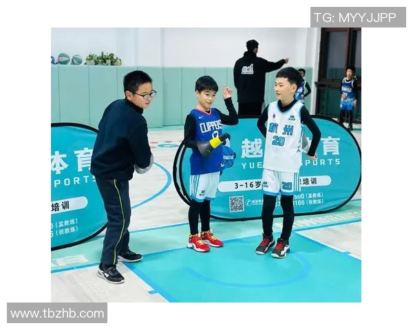 小孩子打篮球的成长历程与技能提升的变化观察与分析
